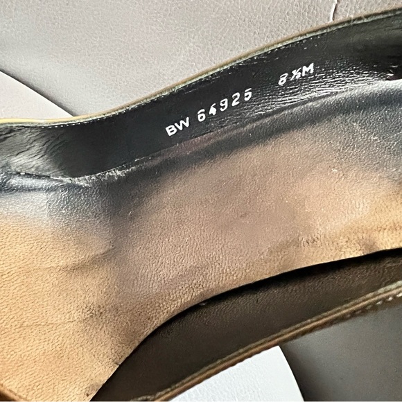 Stuart Weitzman dual-contrast color patent leather pumps - Picture 5 of 5